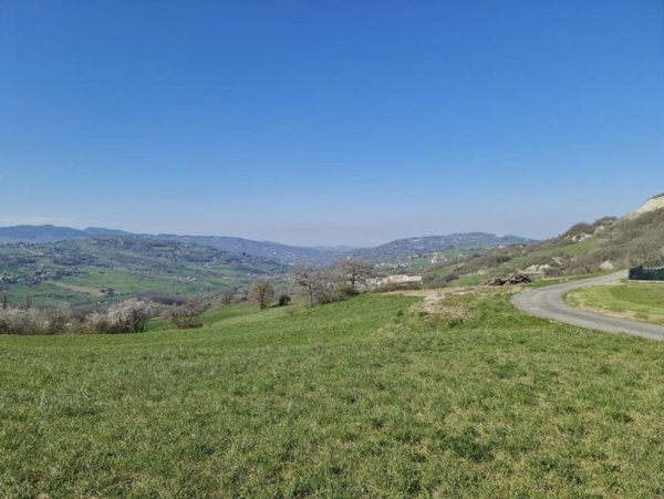 terreno edificabile in vendita a Tizzano Val Parma in zona Lagrimone