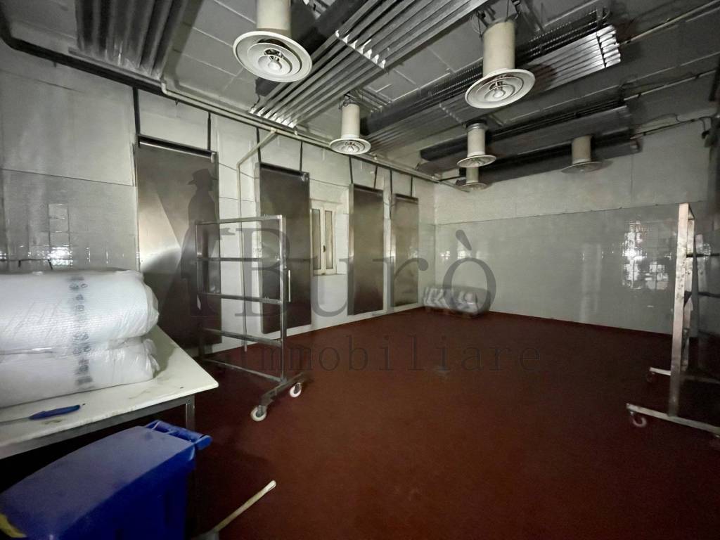 locale commerciale in vendita a Tizzano Val Parma