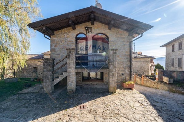 pentavano in vendita a Tizzano Val Parma in zona Rusino