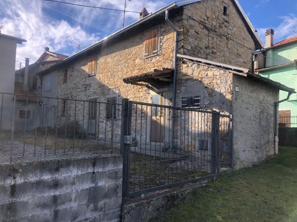 appartamento in vendita a Tizzano Val Parma in zona Schia