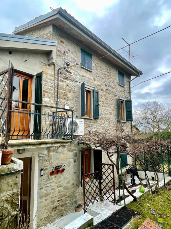 casa indipendente in vendita a Tizzano Val Parma