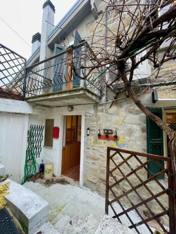 casa indipendente in vendita a Tizzano Val Parma