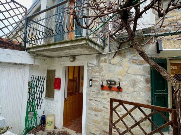 casa indipendente in vendita a Tizzano Val Parma