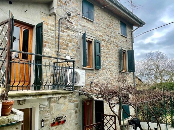 casa indipendente in vendita a Tizzano Val Parma