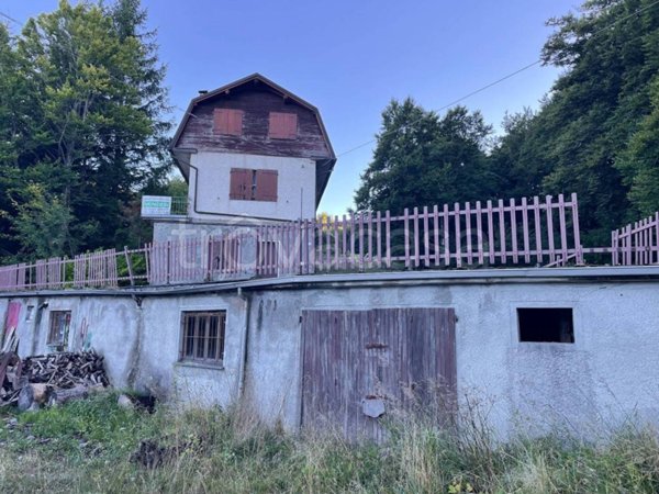 appartamento in vendita a Tizzano Val Parma in zona Schia