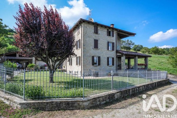 casa indipendente in vendita a Tizzano Val Parma in zona Rusino
