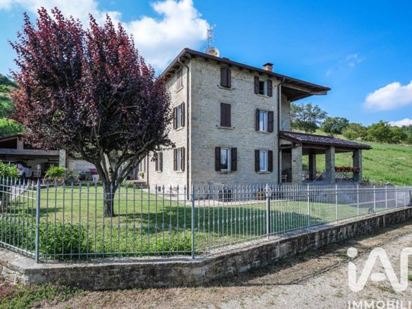 casa indipendente in vendita a Tizzano Val Parma in zona Rusino