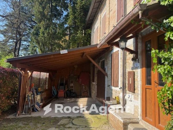 casa indipendente in vendita a Tizzano Val Parma in zona Albazzano
