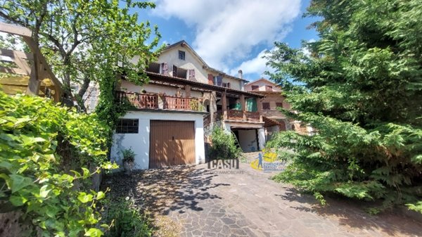 casa indipendente in vendita a Tizzano Val Parma