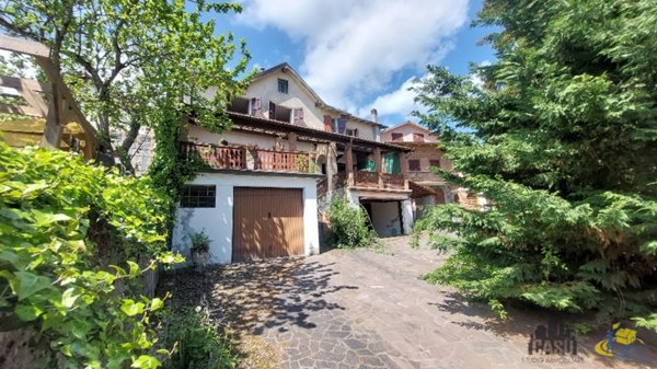 casa indipendente in vendita a Tizzano Val Parma