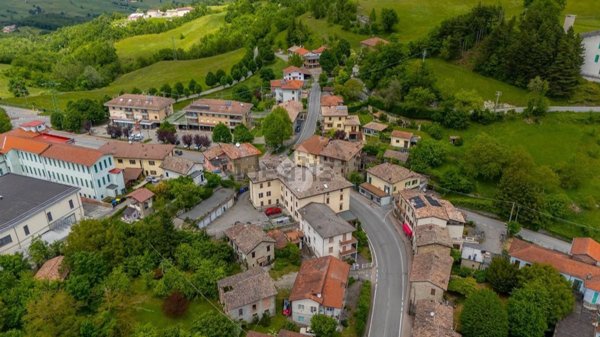 appartamento in vendita a Tizzano Val Parma in zona Lagrimone