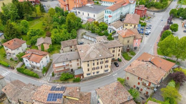 appartamento in vendita a Tizzano Val Parma in zona Lagrimone