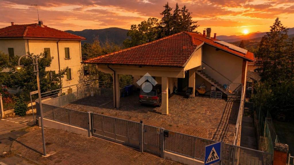 casa indipendente in vendita a Tizzano Val Parma in zona Costa