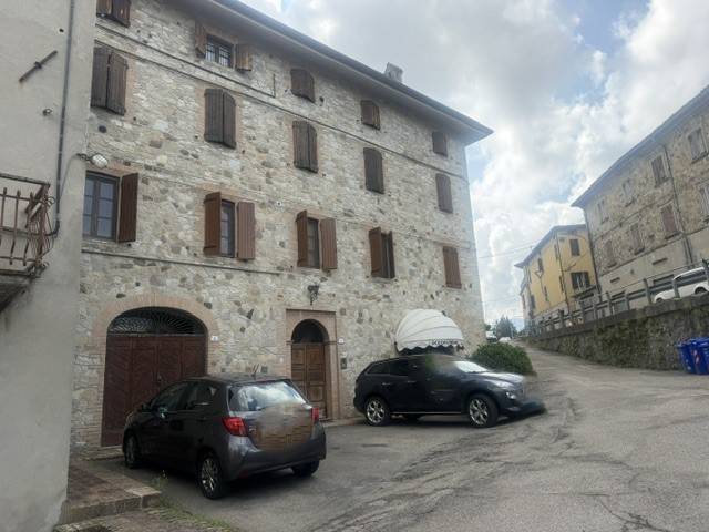 appartamento in vendita a Tizzano Val Parma in zona Capoponte