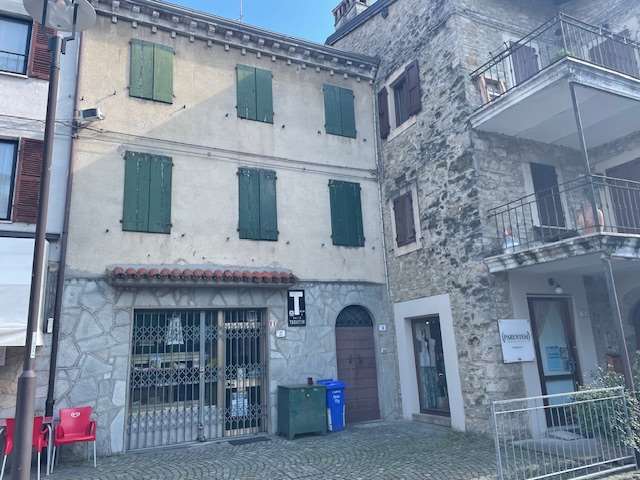 appartamento in vendita a Tizzano Val Parma in zona Costa