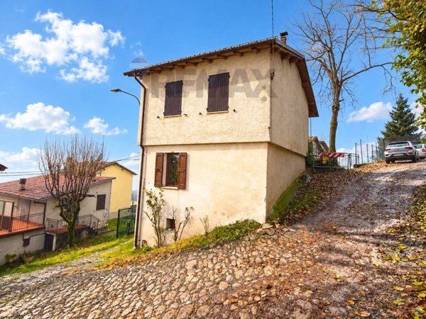 casa indipendente in vendita a Tizzano Val Parma in zona Moragnano