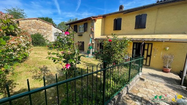 casa indipendente in vendita a Tizzano Val Parma in zona Carobbio