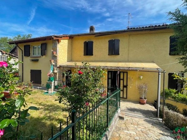casa indipendente in vendita a Tizzano Val Parma in zona Carobbio
