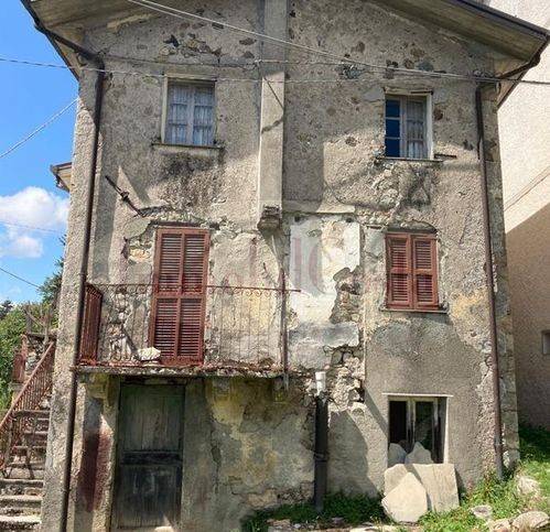 casa indipendente in vendita a Tornolo in zona Santa Maria del Taro