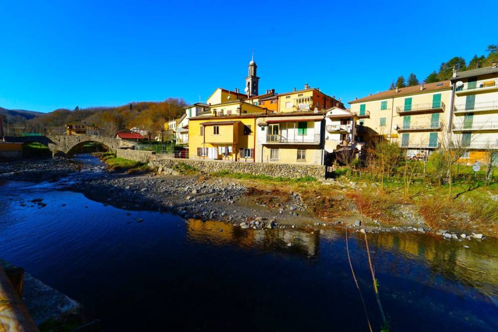 casa indipendente in vendita a Tornolo in zona Santa Maria del Taro