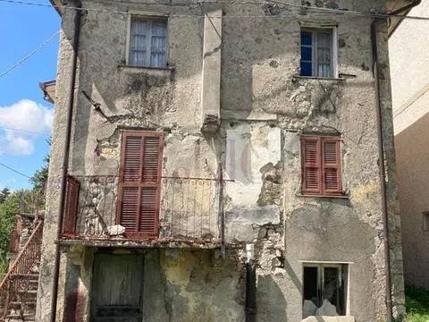 casa indipendente in vendita a Tornolo in zona Santa Maria del Taro