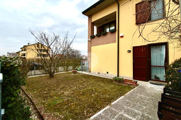 appartamento in vendita a Torrile in zona Rivarolo
