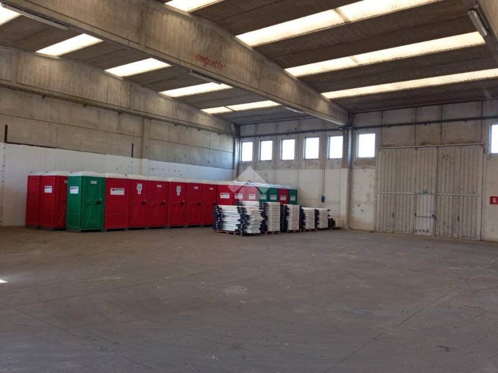 locale commerciale in vendita a Torrile