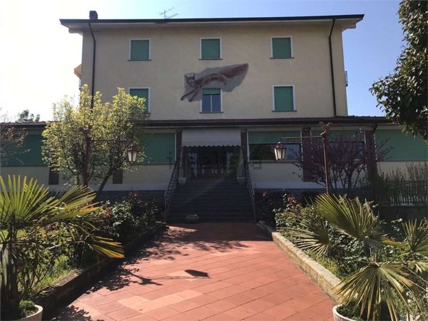 locale commerciale in vendita a Traversetolo