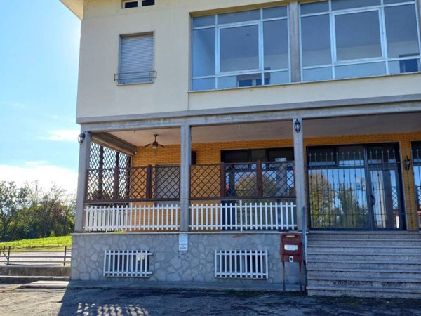 intera palazzina in vendita a Traversetolo in zona Vignale di Traversetolo