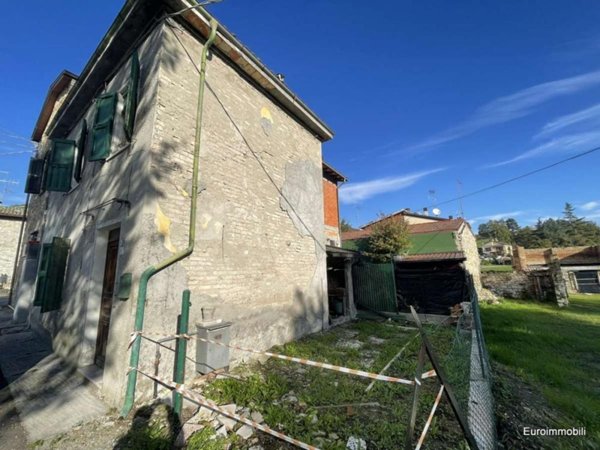 casa indipendente in vendita a Traversetolo in zona Castione de' Baratti