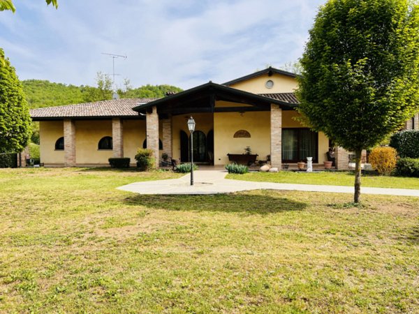 casa indipendente in vendita a Traversetolo in zona Castione de' Baratti