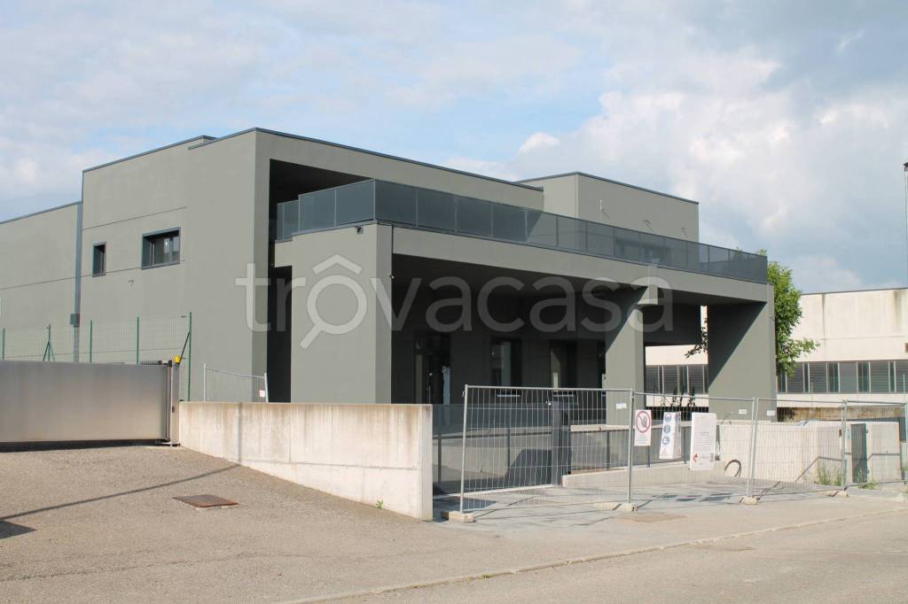 locale commerciale in vendita a Traversetolo
