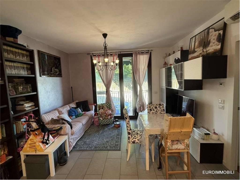 appartamento in vendita a Traversetolo in zona Bannone