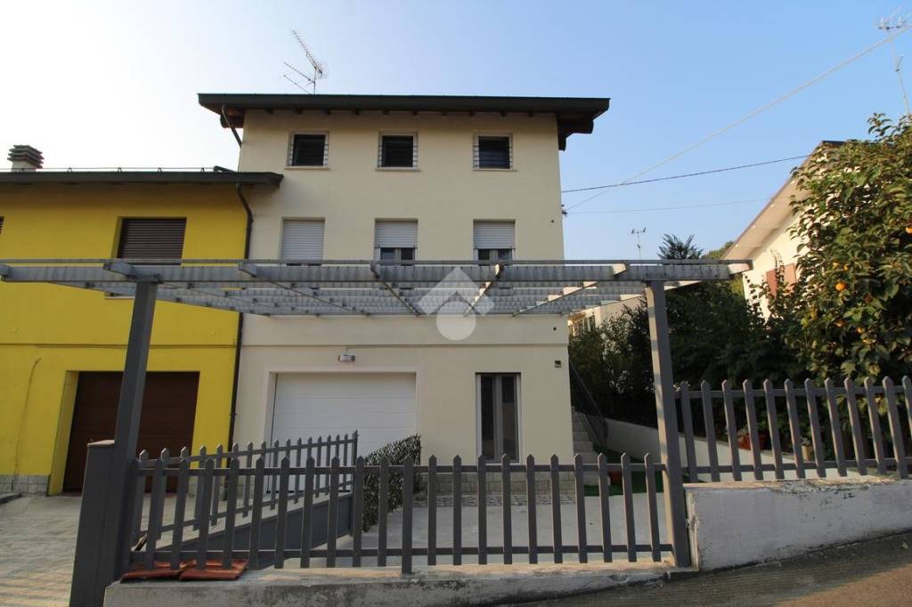 casa indipendente in vendita a Traversetolo