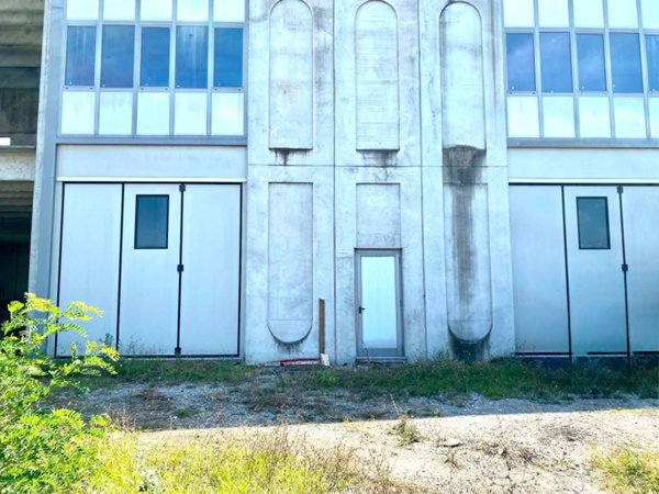 locale commerciale in vendita a Traversetolo