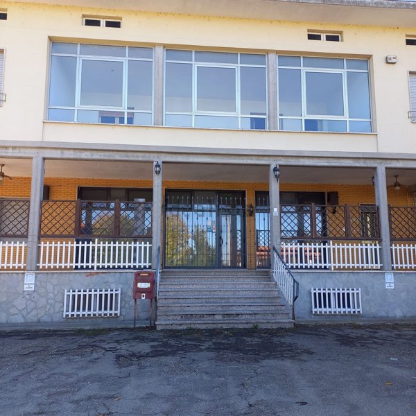 negozio in vendita a Traversetolo in zona Vignale di Traversetolo