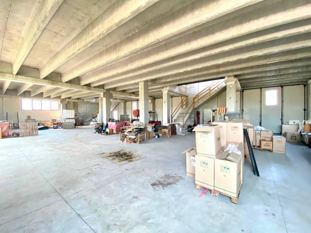 capannone in vendita a Traversetolo