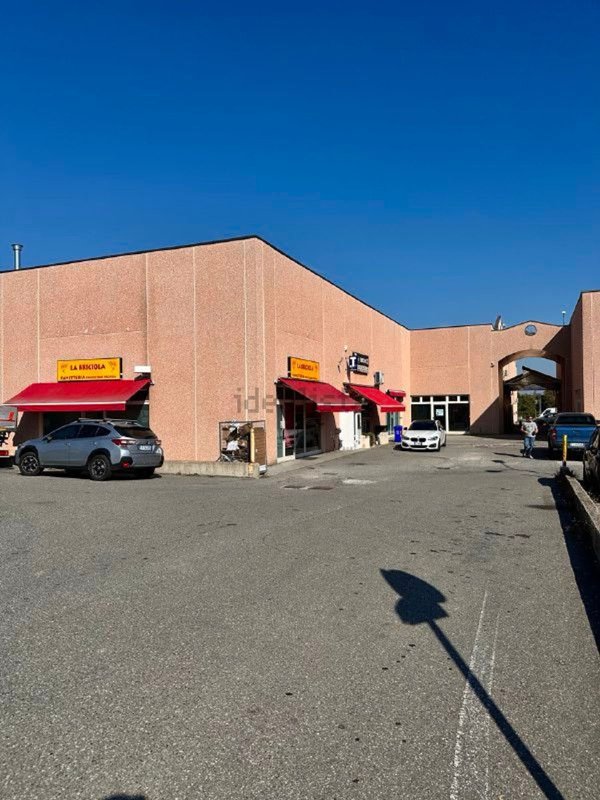 locale commerciale in vendita a Traversetolo