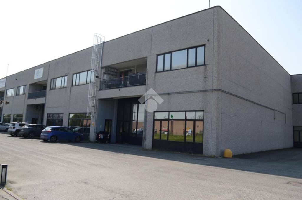 locale commerciale in vendita a Traversetolo