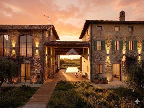 casa indipendente in vendita a Traversetolo in zona Cazzola