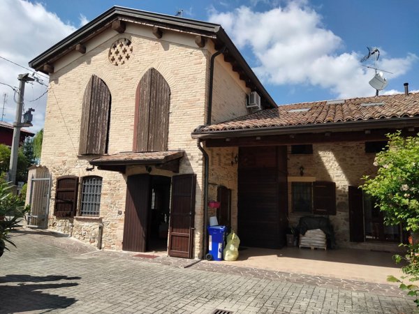 esavano in vendita a Traversetolo