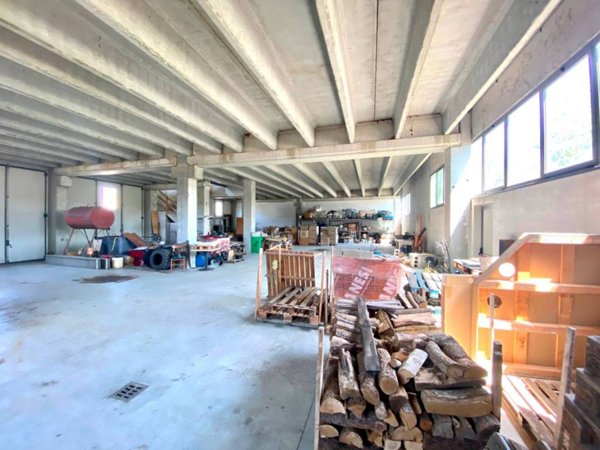 locale commerciale in vendita a Traversetolo in zona Vignale di Traversetolo
