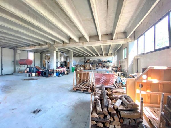 locale commerciale in vendita a Traversetolo in zona Vignale di Traversetolo