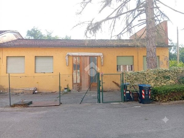 locale commerciale in vendita a Traversetolo