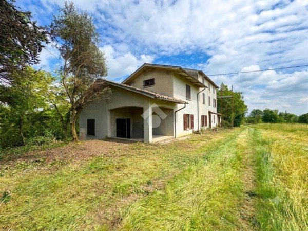 casa indipendente in vendita a Traversetolo in zona Vignale di Traversetolo