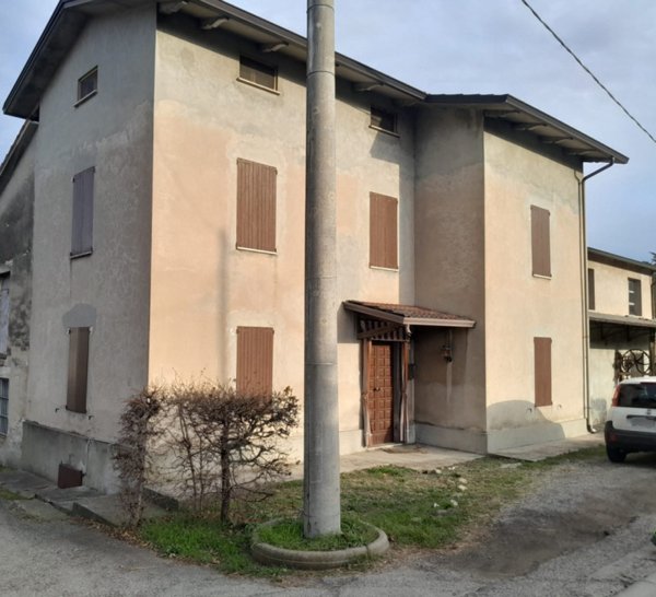 casale in vendita a Traversetolo in zona Bannone