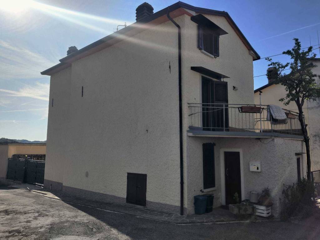 casa indipendente in vendita a Varano de' Melegari in zona Pianelli