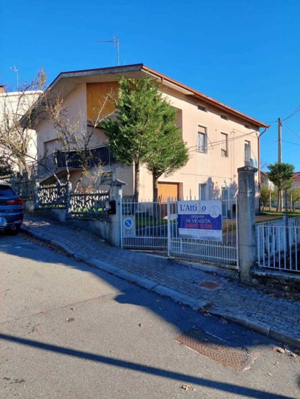 casa indipendente in vendita a Varano de' Melegari