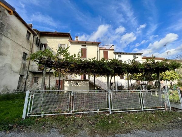 casa indipendente in vendita a Varano de' Melegari in zona Vianino