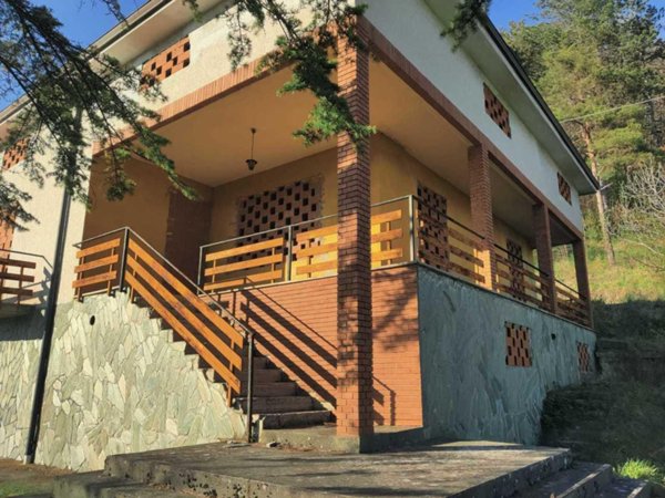casa indipendente in vendita a Varano de' Melegari